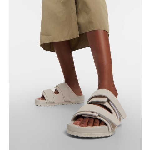 x Tekla Uji suede slides